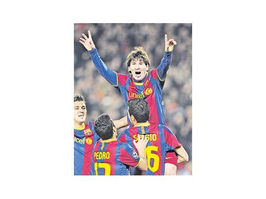Lionel Messi en lo alto de la pirámide armada por sus compañeros. El argentino volvió a ser la figura de la cancha y marcó dos goles.