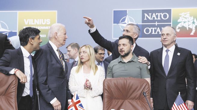 RESPALDO. El presidente de Ucrania, Volodímir Zelensky; el primer ministro británico Rishi Sunak; el presidente estadounidense Joe Biden; el primer ministro italiano Giorgia Meloni, y el secretario general de la OTAN, Jens Stoltenberg, durante la reunión.