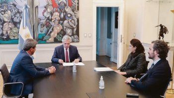 alcance. El gobernador de San Juan, Sergio Uñac, firmó ayer con Alberto Fernández la adhesión de la provincia al plan de infraestructura.