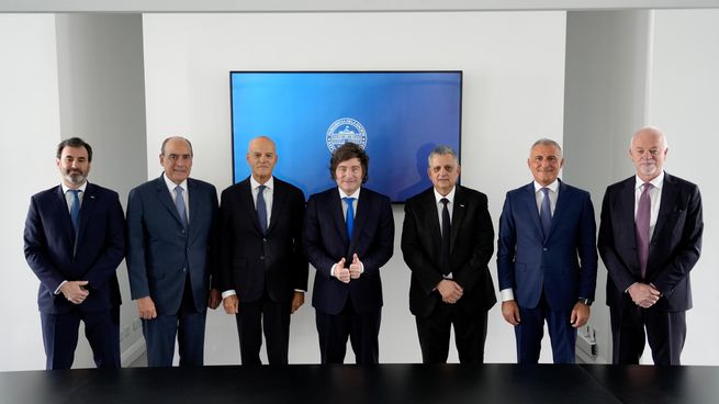 Javier Milei junto a Horacio Marín (YPF), el jefe de Gabinete Guillermo Francos y el CEO de la italiana ENI, Claudio Descalzi.