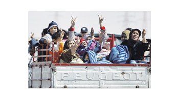 ámbito.com | Un grupo de libios abandona la zona de los combates en Briga, este de Libia, donde arrecian los enfrentamientos entre gadafistas y opositores. Las revoluciones árabes no encuentran aún un cauce político claro.
