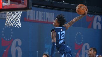 Memphis cayó ante Philadelphia el viernes en un amistoso. De fondo, las inmensas pantallas que utilizará la NBA.