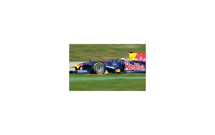 Sebastián Vettel arriba de su Red Bull en los ensayos de Montmeló.