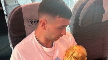le pude hacer upa: la divertida foto de dibu martinez con la copa del mundo