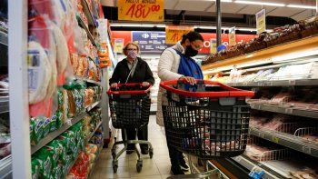 llenar una canasta basica de alimentos consume el 33% del salario de los argentinos