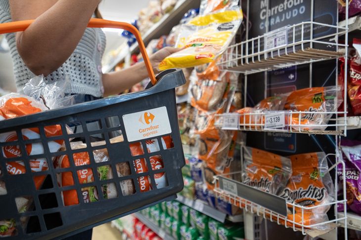 Carrefour llegó al país en 1982 y hoy posee el 21% del mercado, apenas por debajo de Coto. Carrefour llegó al país en 1982 y hoy posee el 21% del mercado, apenas por debajo de Coto.