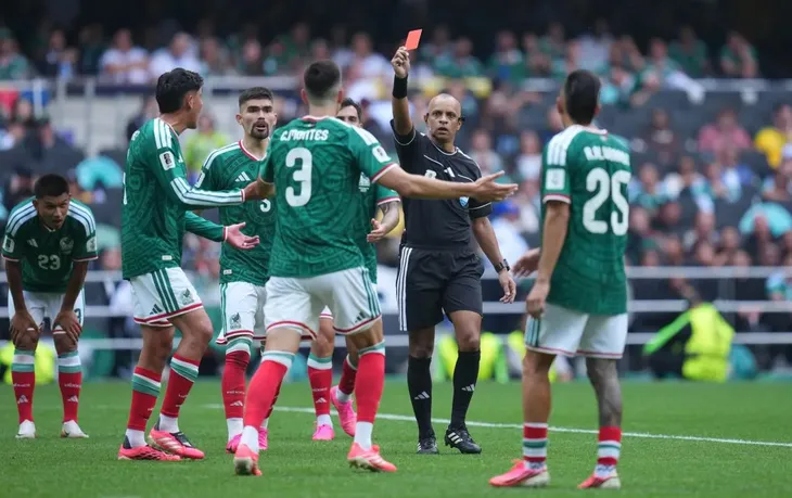 El momento en que César Montes fue expulsado ante Sudáfrica. El entrenador del Tri reconoció que tiene contemplados a Edson Álvarez, Israel Reyes y Luis Romo para reemplazarlo. El momento en que César Montes fue expulsado ante Sudáfrica. El entrenador del Tri reconoció que tiene contemplados a Edson Álvarez, Israel Reyes y Luis Romo para reemplazarlo.