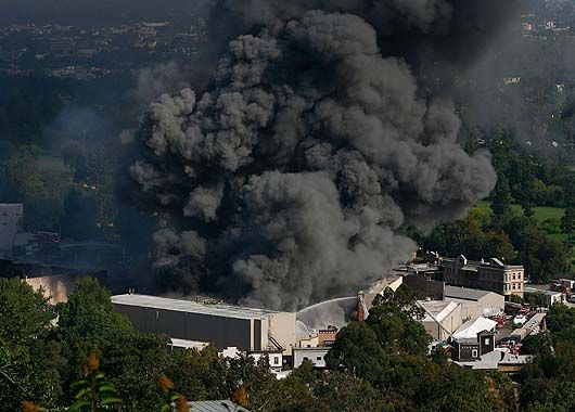 Un incendio consumió parte de los estudios Universal en California (foto 7)