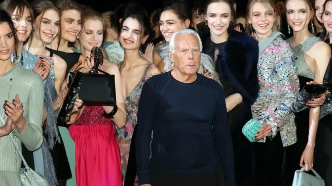 Las creaciones de Armani no se quedaban en sus desfiles: llegaban a la alfombra roja iluminando a sus actrices. 