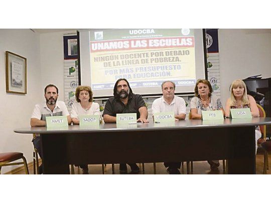 Hombro a hombro. Los cinco sindicatos del Frente Gremial docente y UDOCBA volvieron a mostrarse juntos ayer para marcar su rechazo a la oferta de suba salarial del 18%, ajustable por la inflación, que motoriza Vidal.