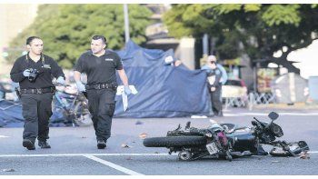La escena. La muerte de los dos delincuentes se produjo en la avenida Del Libertador y Carlos Pellegrini. El tránsito estuvo cortado en la zona durante varias horas.