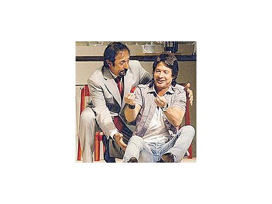 Adrián Suar y Guillermo Francella en La cena de los tontos, la comedia líder de la taquilla marplatense que, como todos los shows más convocantes, incluye gente salida de Showmatch.