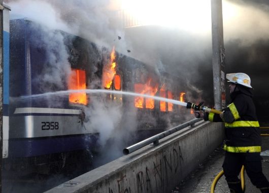 Graves incidentes en la exlínea Sarmiento: incendiaron 11 vagones y saquearon boleterías (foto 1)