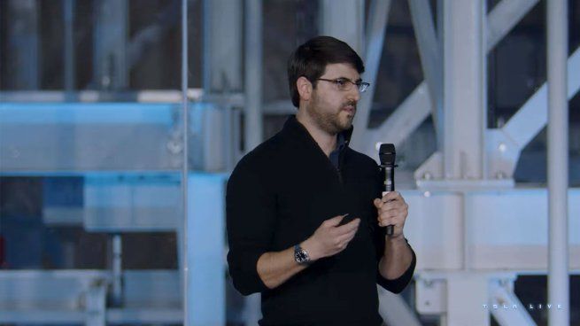 Sin fama ni escándalos, construyó una fortuna de millones desde el corazón de Tesla, combinando visión, números y decisiones de alto impacto.