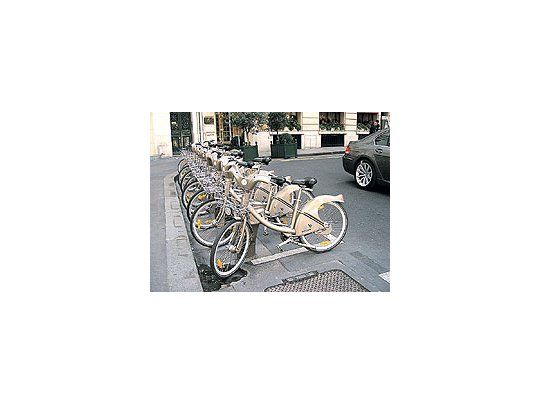 La Municipalidad de París lanzó un nuevo transporte público: el Vélib, unas 17.000 bicicletas de las que los ciudadanos pueden hacer uso mediante un abono.