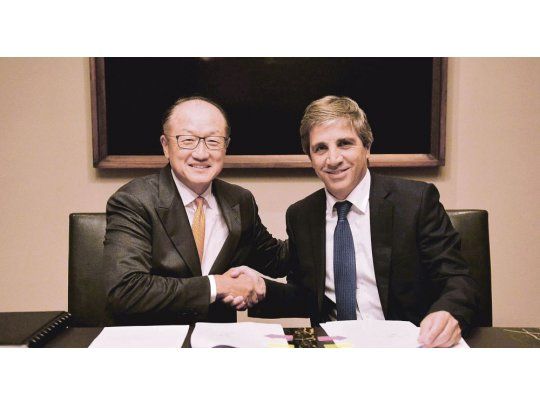 Préstamos. El Ministro de Finanzas, Luis Caputo, firmó acuerdos con el presidente del Banco Mundial, Jim Yong Kim, por más de u$s400 M.