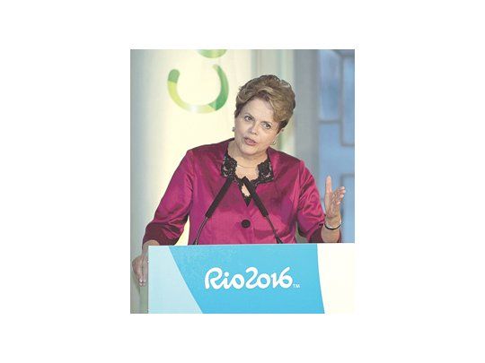 Dilma Rousseff promocionó ayer en la Casa de Brasil en Londres los Juegos Olímpicos de Río 2016. Se encontró con el titular de la FIFA, Joseph Blatter, y éste le transmitió preocupación por supuestos retrasos en las obras para el Mundial 2014.