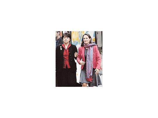 Martine Aubry y Ségolène Royal, poderosas líderesdel socialismo francés, antes aliadas políticas y hoyagriamente enfrentadas por la conducción del partido.