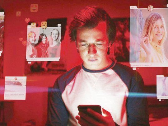 Dependencia. Imagen del docudrama de Jeff Orlowski “El dilema de las redes sociales”, que se ve en Netflix.