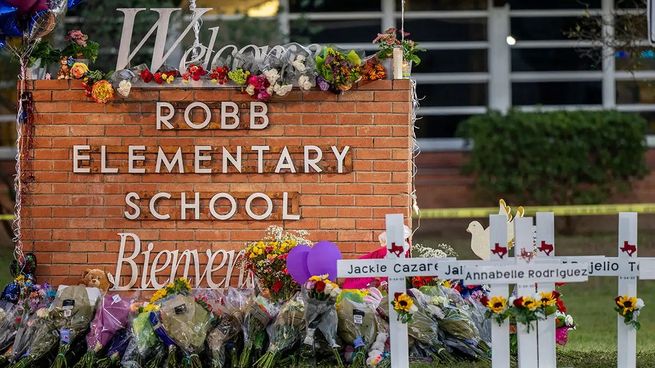 Flores en homenaje a las 20 víctimas de la escuela primaria de Uvalde, en Texas.