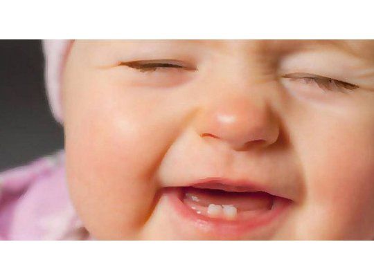 Consejos para aliviar al bebé cuando le salen los dientes