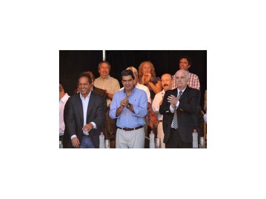 El jefe de Gabinete, Jorge Capitanich, encabezó un acto de entrega de subsidios, en la sede del Inta Castelar. De la ceremonia tomaron parte además el gobernador bonaerense, Daniel Scioli; el secretario general de la Presidencia, Oscar Parrilli, y 33 intendentes de la provincia de Buenos Aires.