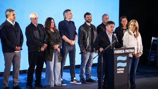 El gobernador Aicillof junto a intendentes junto a referentes del peronismo, en la noche del domingo de elecciones. El gobernador Aicillof junto a intendentes junto a referentes del peronismo, en la noche del domingo de elecciones.