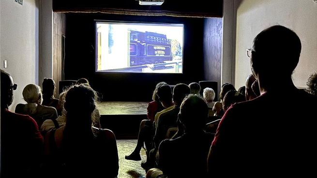 La inauguración incluyó la proyección del documental Un fueguito, dedicado a la vida del Nobel argentino César Milstein.