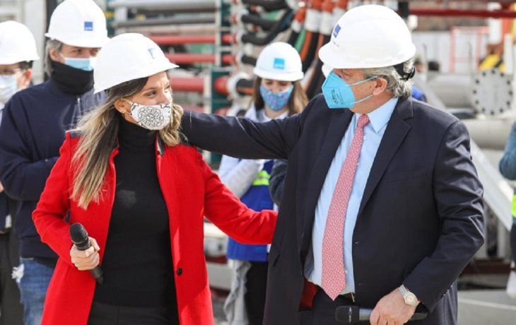 La titular de AySA, Malena Galmarini, junto al presidente Alberto Fernández al poner en marcha la tunelera Eva, en Bernal.&nbsp;