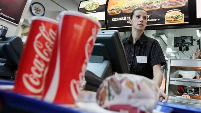 Una empleada de un McDonald´s prepara un pedido en uno de los locales de Moscú.