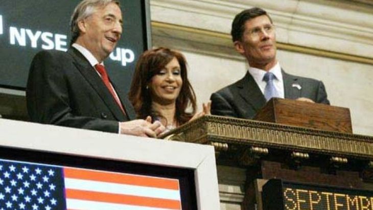 Néstor Kirchner in 2006, when he had the opportunity to ring the bell on the New York parquet floor. Néstor Kirchner in 2006, when he had the opportunity to ring the bell on the New York parquet floor.