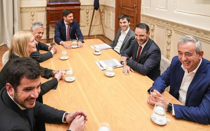 El mandatario santafesino recibió a Alfredo Cornejo, Ignacio Torres y Gustavo Valdés antes de participar de la Noche de los Intendentes. El mandatario santafesino recibió a Alfredo Cornejo, Ignacio Torres y Gustavo Valdés antes de participar de la Noche de los Intendentes.
