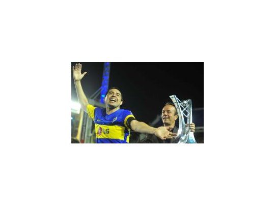 Campeón. Riquelme jugó ante Banfield para poder levantar el trofeo pero aún no se recuperó de su fascitis plantar en el pie izquierdo.