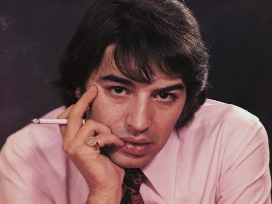 Roberto Sánchez, conocido como Sandro, falleció en 2010. Sus restos fueron exhumados en 2015 para realizar una prueba de ADN en el marco de la demanda de filiación.