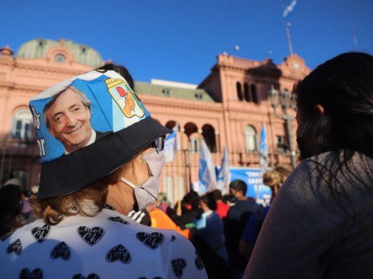 La crisis de legitimidad terminó de resolverse con la popularidad de Néstor Kirchner desde su llegada a la presidencia.