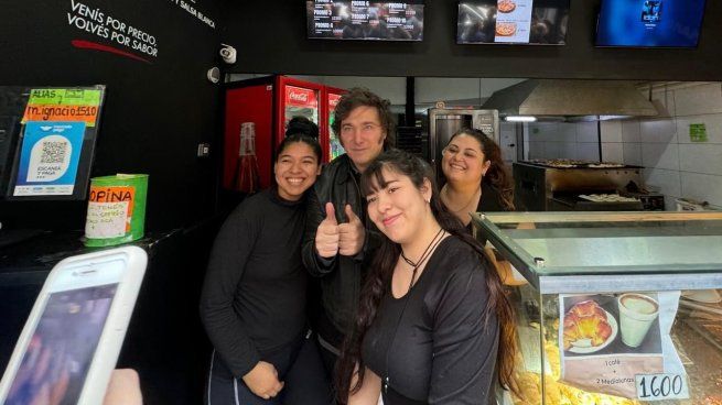 Javier Milei visitó la pizzería donde refugiaron a Franco Antunes.