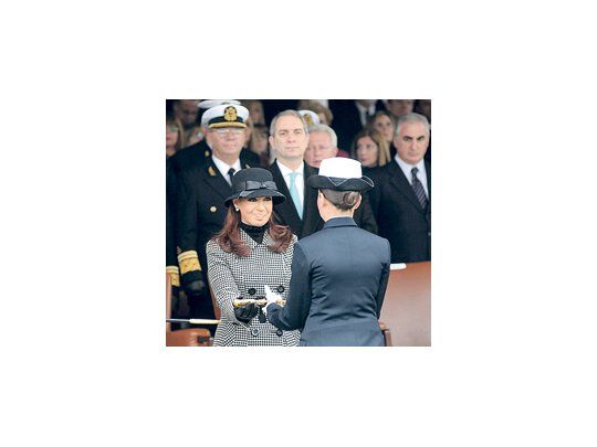 Cristina de Kirchner apareció el viernes con un sombrero. Intentó llamar la atención, pero el detalle en la cabeza se perdió en medio de tantos soldados con gorro.