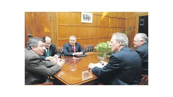 ámbito.com | El ministro de Agricultura, Norberto Yauhar, con su equipo técnico y los representantes de Argentrigo. El sector le confirmó al Gobierno que “están asegurados el pan y la harina”.