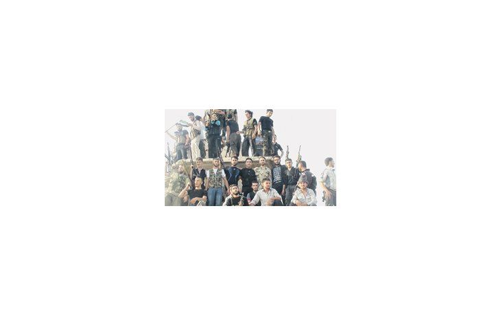 Milicianos rebeldes sirios celebran lo que anuncian como avances contra el régimen de Bashar al Asad en la ciudad de Homs.