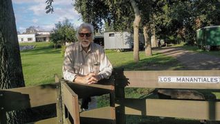 Héctor Olivera. El director de “La Patagonia rebelde” en su estancia.