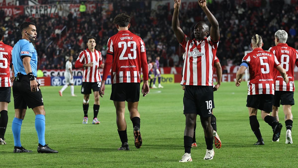 On a painful day, students assured first place in the Copa Libertadores