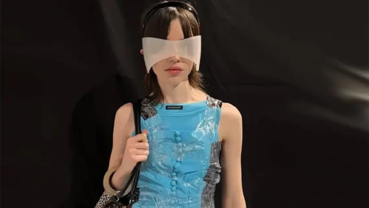 Fashion: the blue dress that Balenciaga combined with the new bracelet. Fashion: the blue dress that Balenciaga combined with the new bracelet.