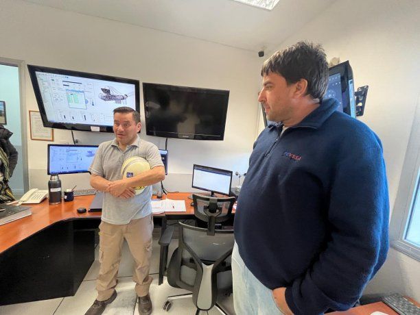 Los responsables de la operación del parque eólico La Banderita detallaron cómo funcionan los 11 aerogeneradores Vestas de 120 metros de altura, que si se le suma la pala extendida llega a 188 metros del suelo al cielo. 