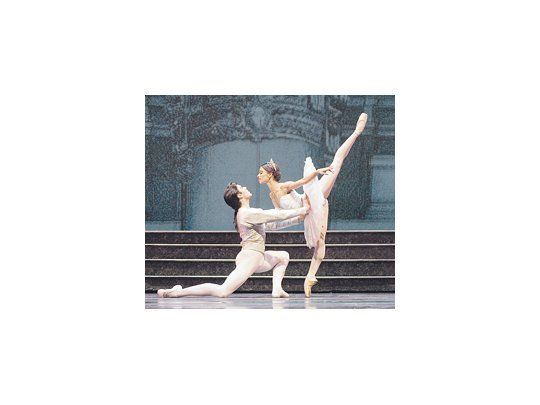 La bailarina venezolana Karina González y el estadounidense Connor Walsh cumplieron un desempeño impecable como protagonistas invitados en un espectáculo visual y musicalmente muy logrado.