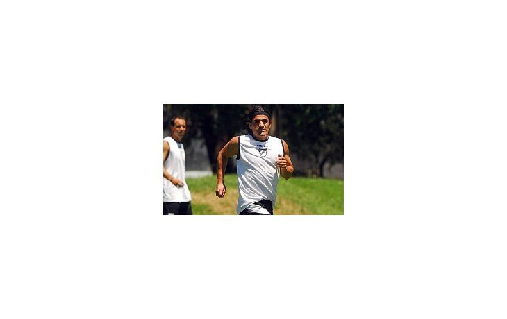 Ariel Ortega en el entrenamiento de All Boys. El Burrito está molesto por una cláusula que firmaron los directivos y que no le permite jugar ante River.