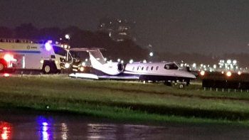 aeroparque estuvo cerrado durante casi tres horas tras el despiste de un avion sanitario