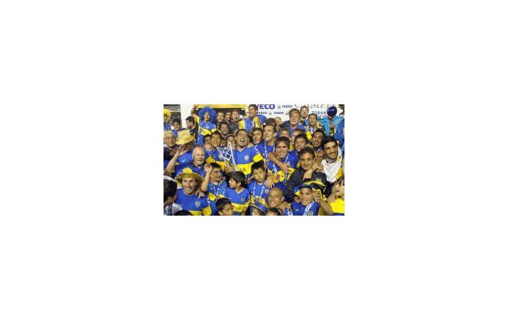 Campeón. Boca y el momento más deseado: junto a la trofeo y festejando en el podio.