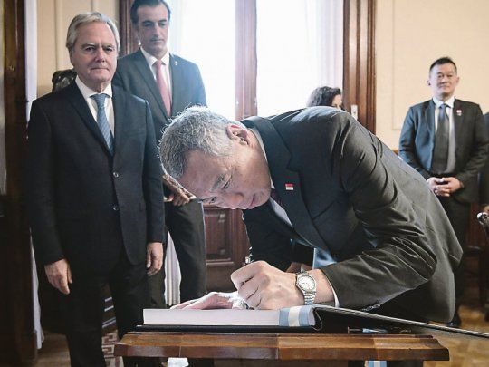 Todo por una foto. El presidente provisional del Senado, Federico Pinedo, junto al primer ministro de Singapur, Lee Hsien Loong.