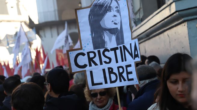 La convocatoria se mudó de Comodoro Py a Plaza de Mayo. Un giro también en el discurso.