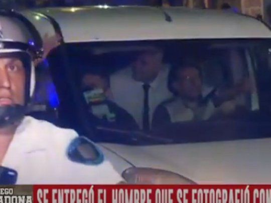 Molina, dentro de la camioneta, mientras trasladan el cuerpo de Maradona.&nbsp;